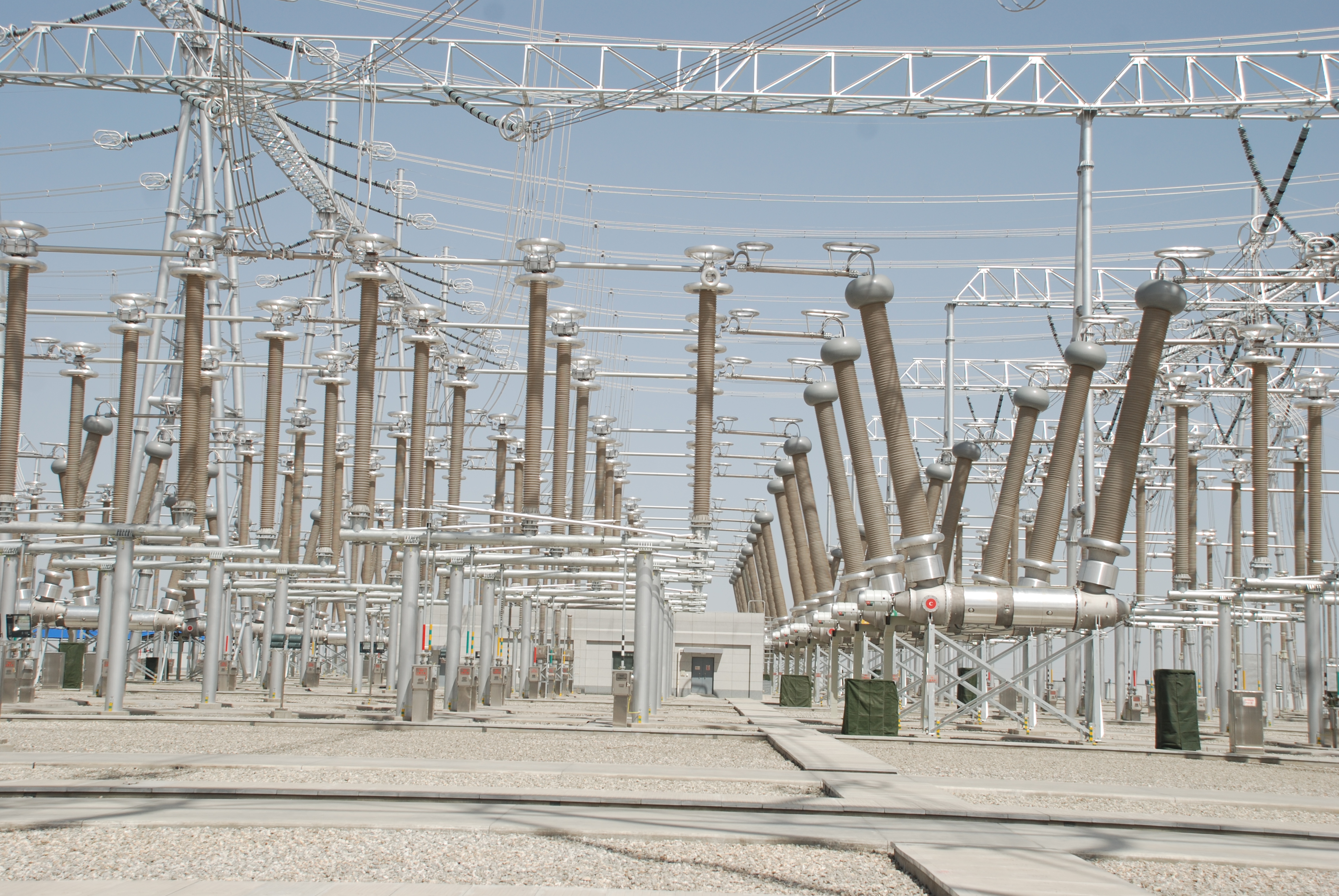 甘肃敦煌750kV沙洲全复合外绝缘变电站，2013年投运.JPG